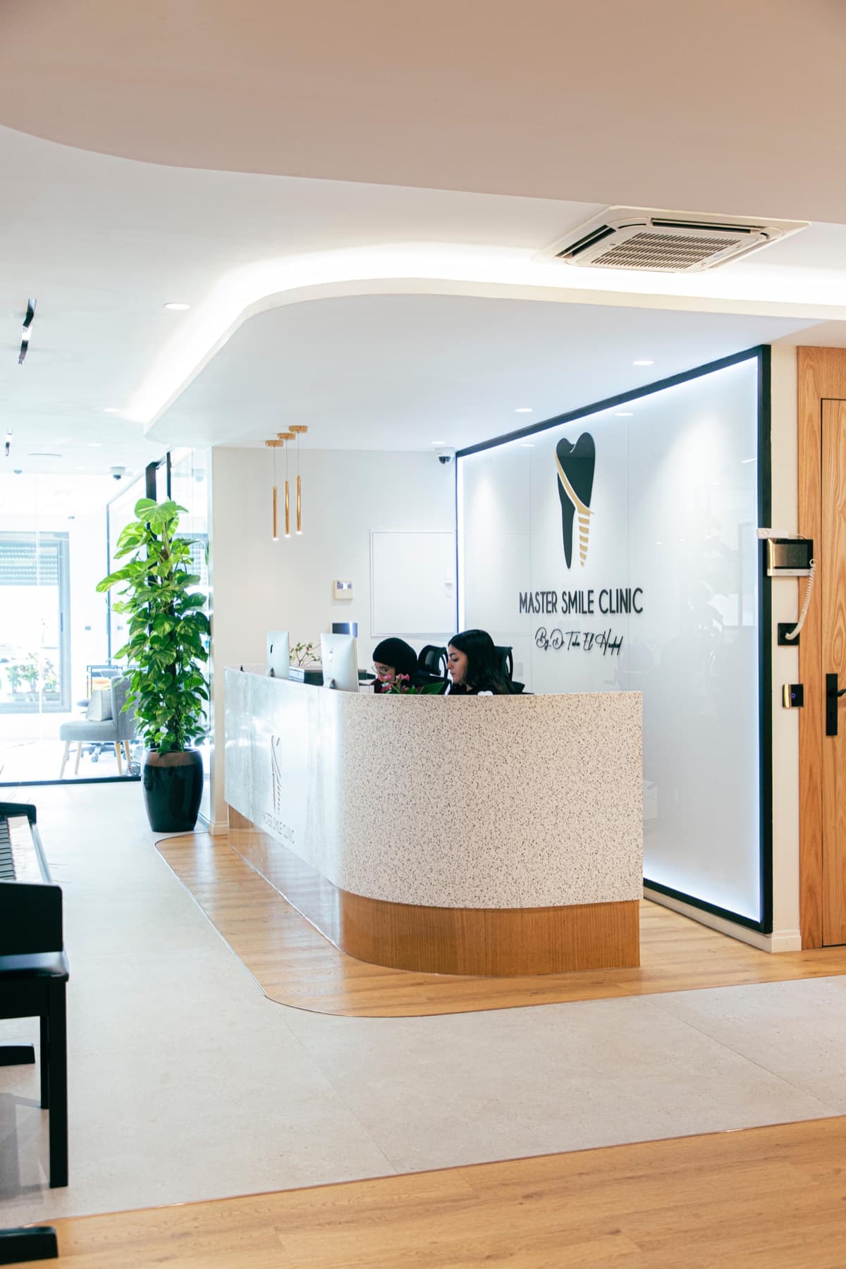 Clinique dentaire à Casablanca El Oulfa : accueil de Master Smile Clinic, comptoir en terrazzo et bois clair