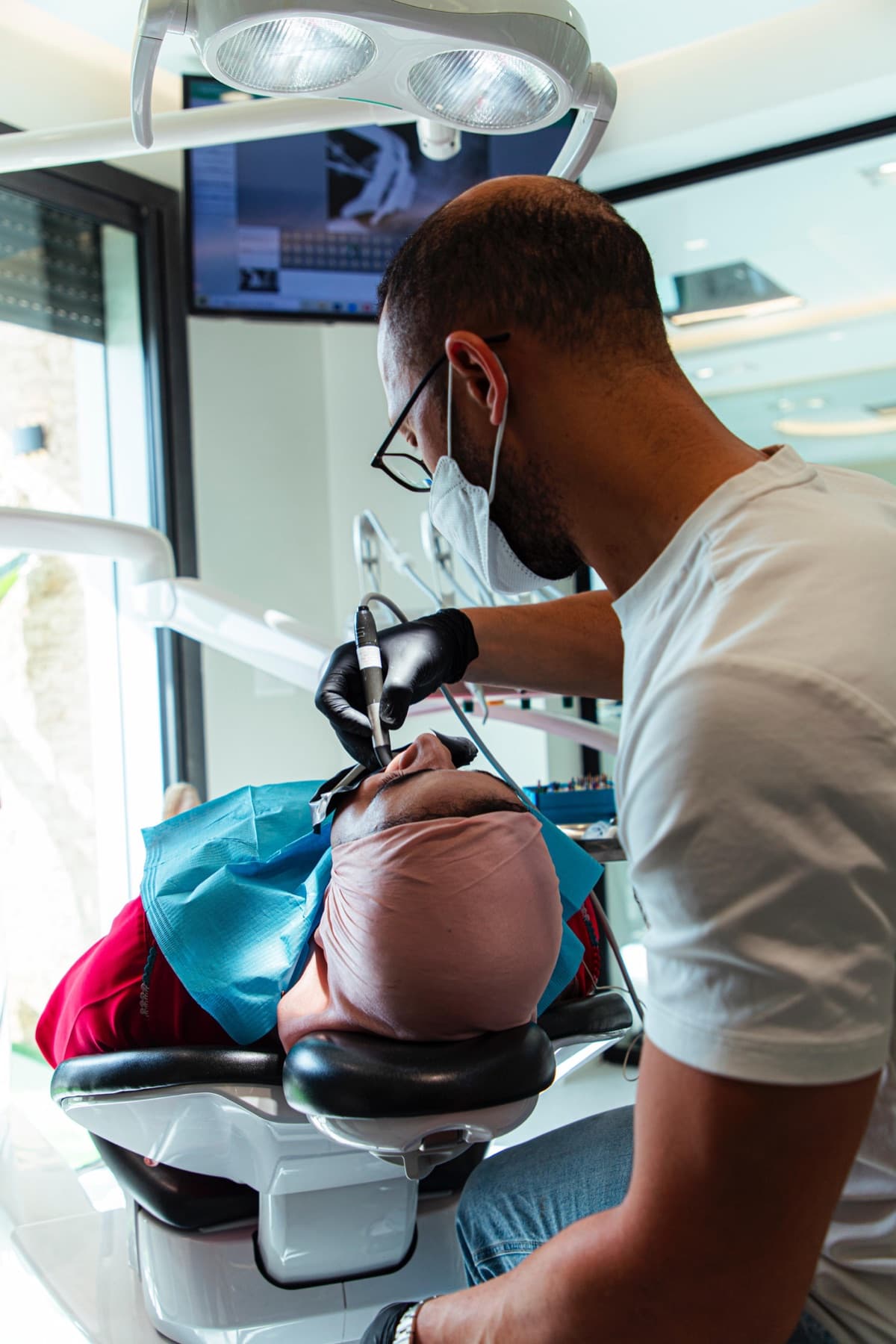 Dr Taha El Hadad, dentiste à Casablanca, réalise un soin dentaire avec des équipements dentaires récents